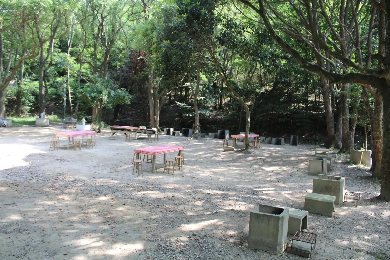 木陰の野外炊事場