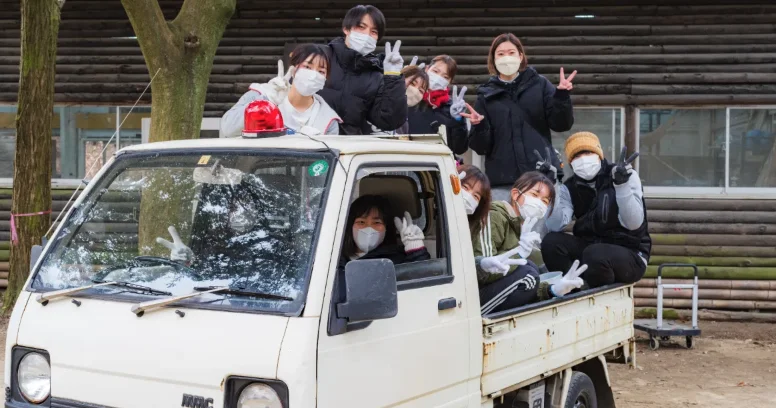 譲ってもらった軽トラに乗る大学生リーダーたち