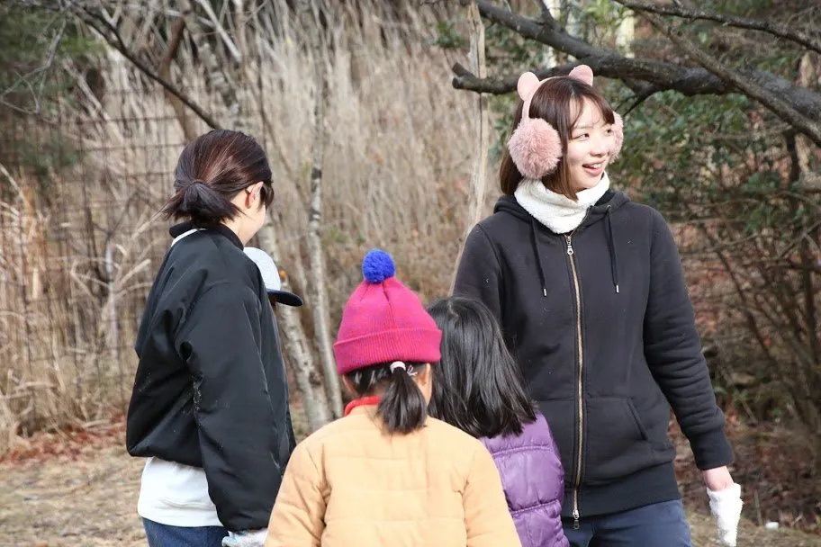 子どもたちと話しながら歩くリーダー