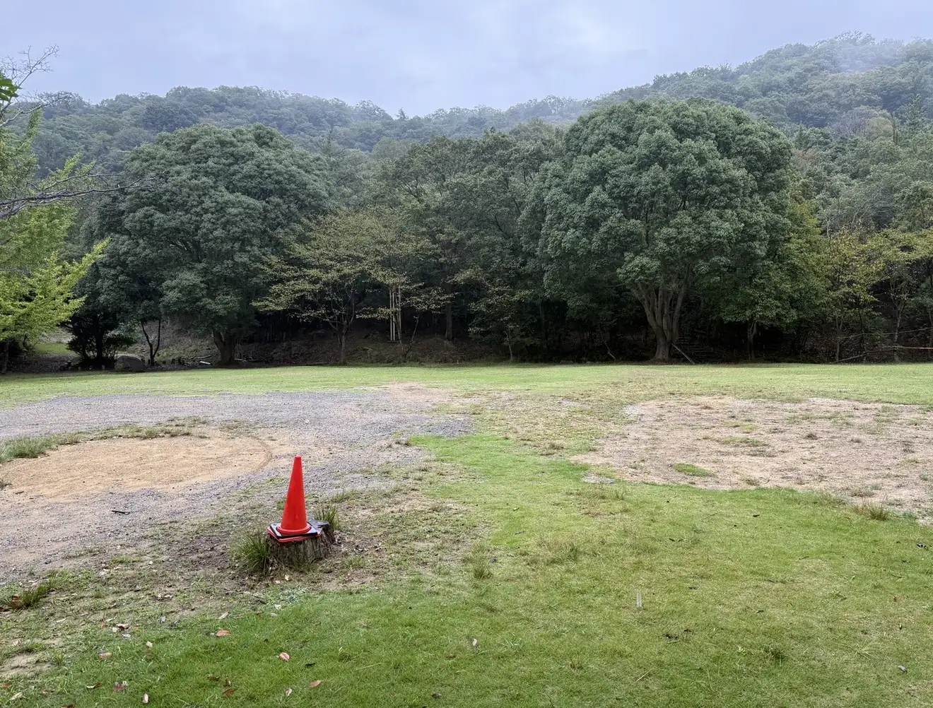 芝生の広場と、砂利の車の置き場